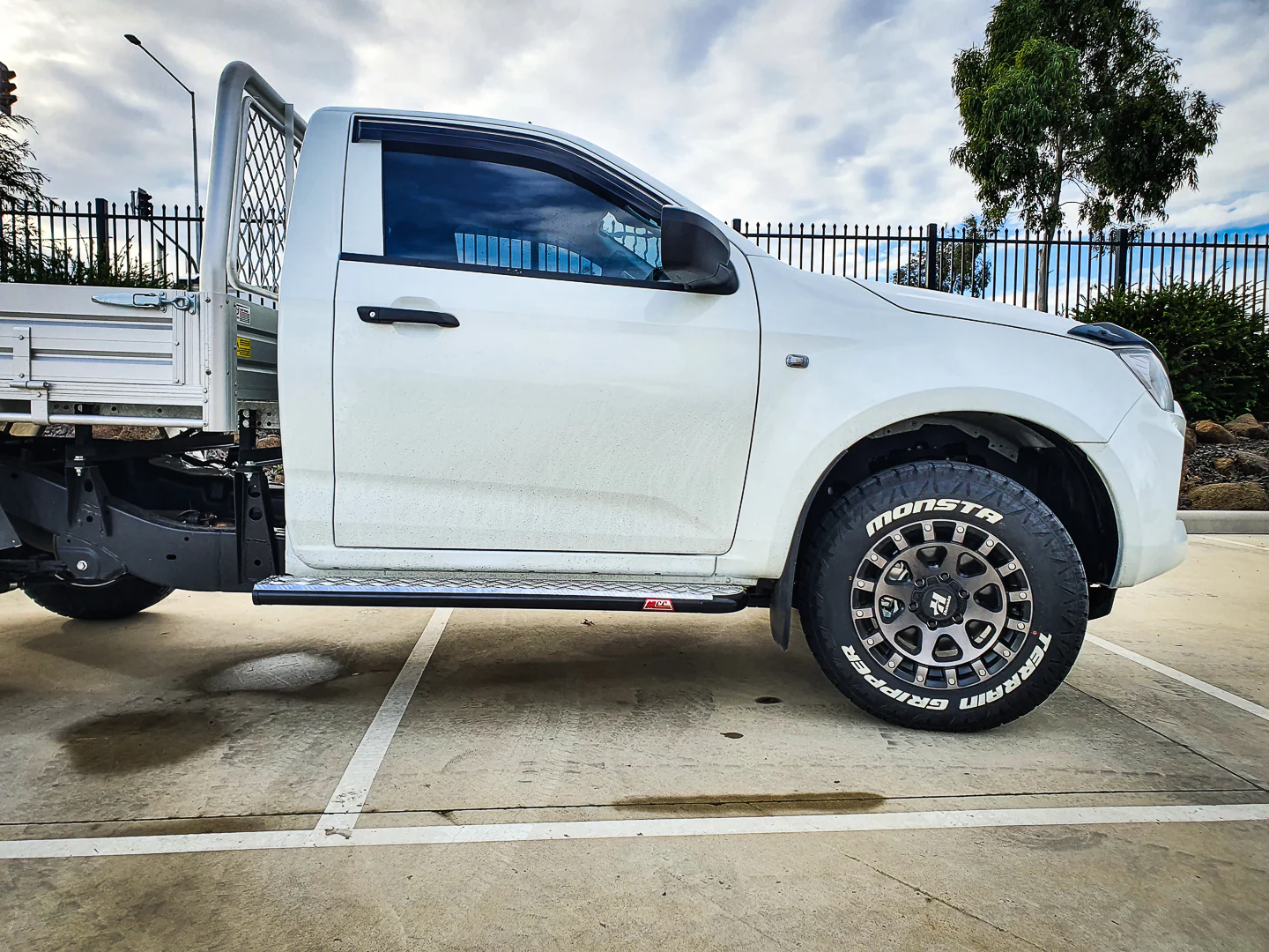 Dmax RG/BT50 TF 2020-Present 309BS Side Step Package (Chrome Step Plate) - SKU MCC-08007-309BS - Image 2