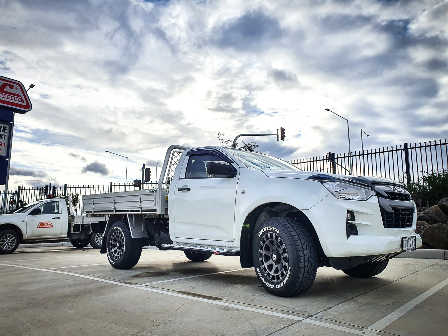 Dmax RG/BT50 TF 2020-Present 309BS Side Step Package (Chrome Step Plate) - SKU MCC-08007-309BS - Image 3