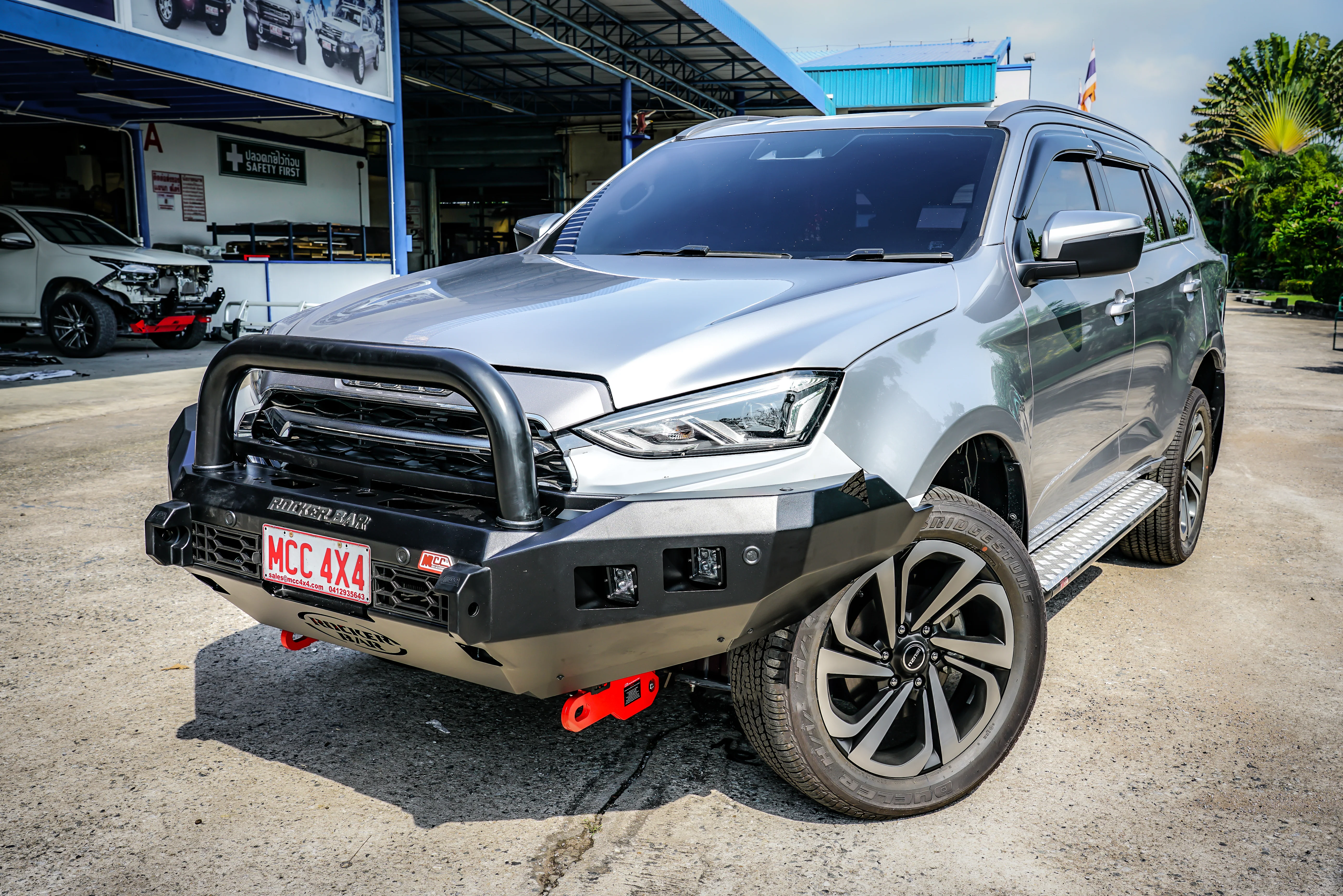 MUX Gen 3 2020-2025 078-01SQSBL Rocker Bull Bar Single Sand Black Loop Package - SKU MCC-08008-7801SQSBL - Image 3