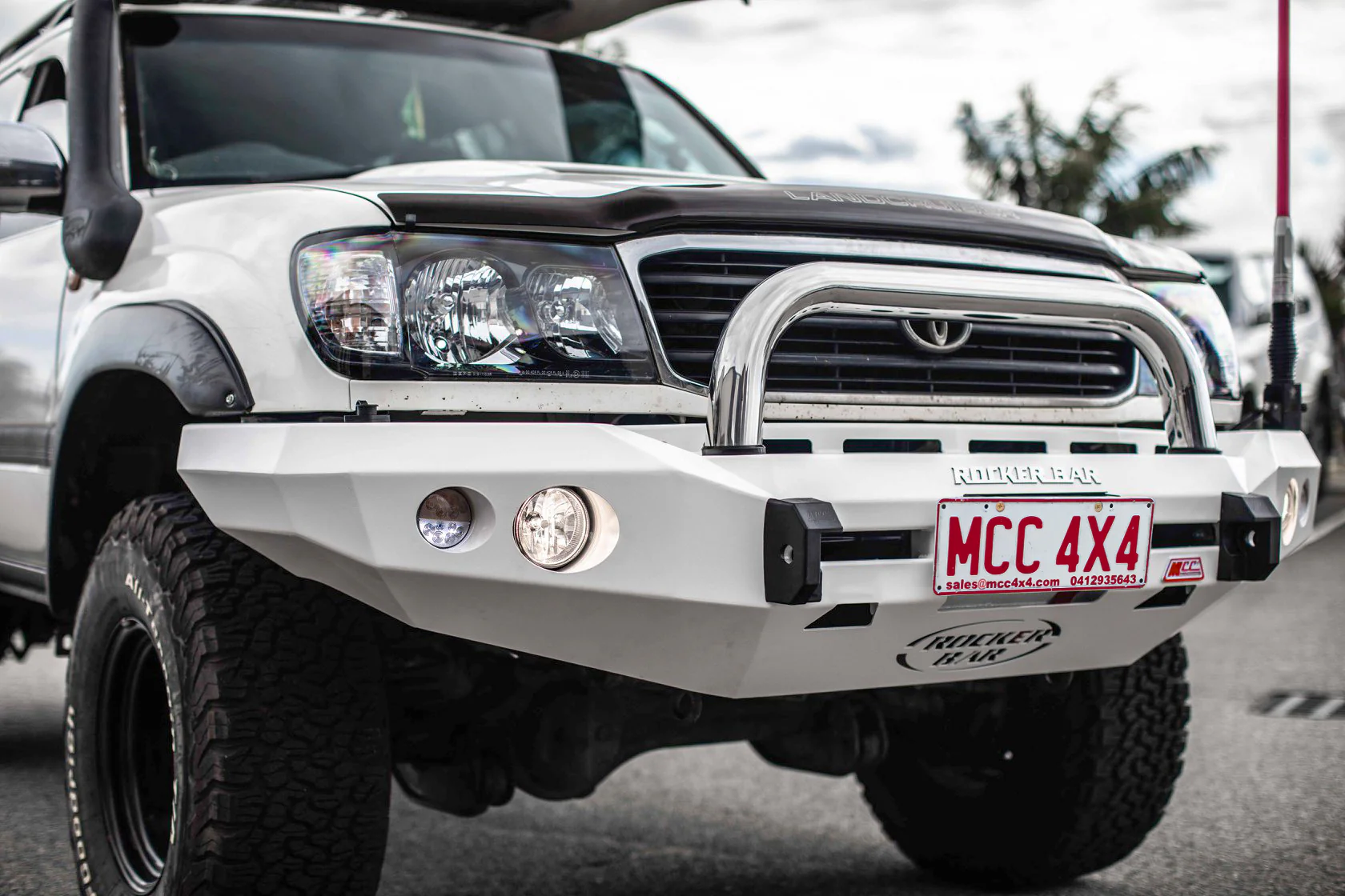 Land Cruiser 100 series 1998-2007 078-01SQSBL Rocker Bull Bar Single Sand Black Loop Package - SKU MCC-01007-7801SQSBL - Image 3