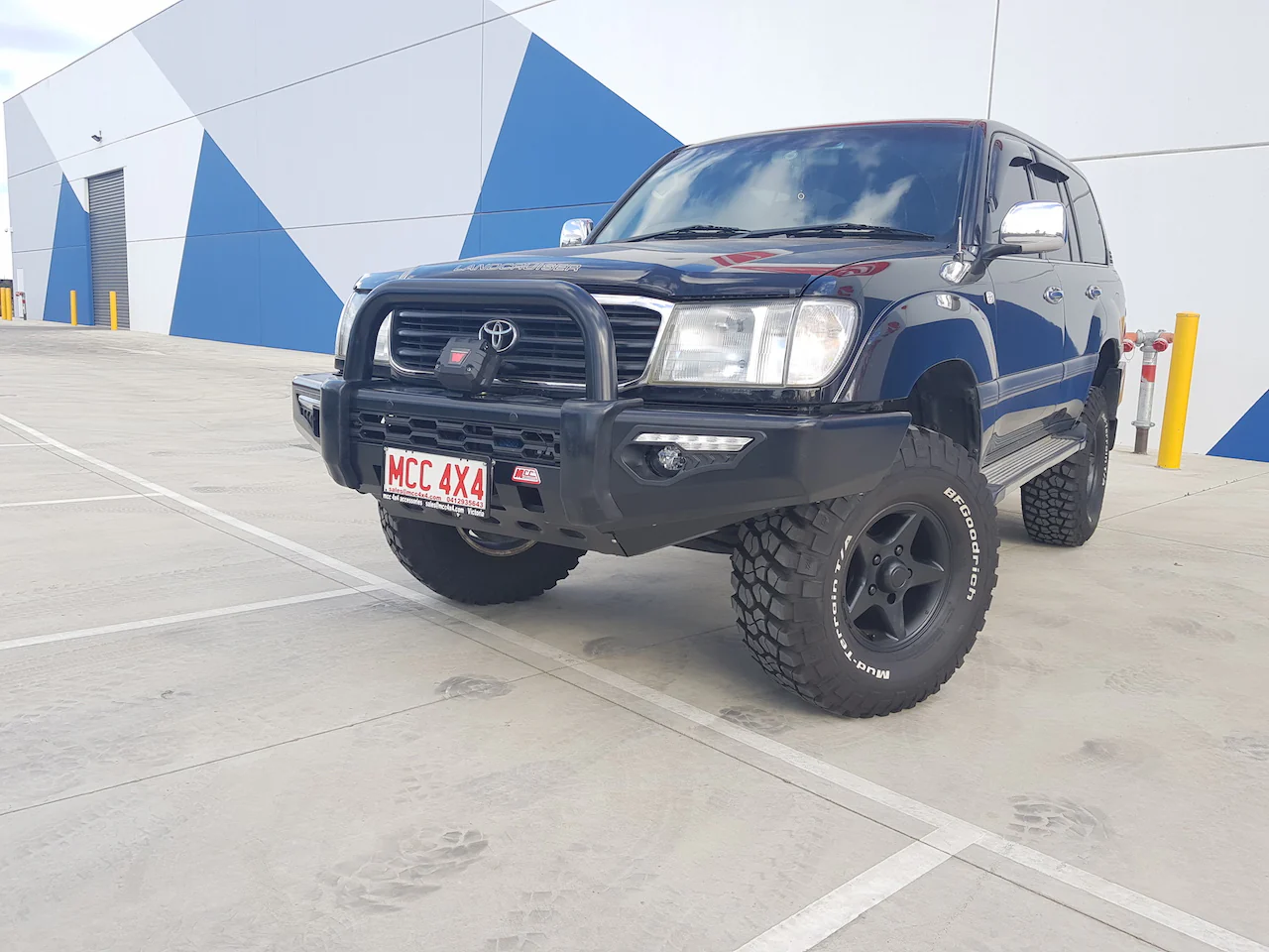 Land Cruiser 105 series 1998-2007 808-01 Phoenix Bull Bar Single Black Loop Package - SKU MCC-01014-801SBL - Image 2