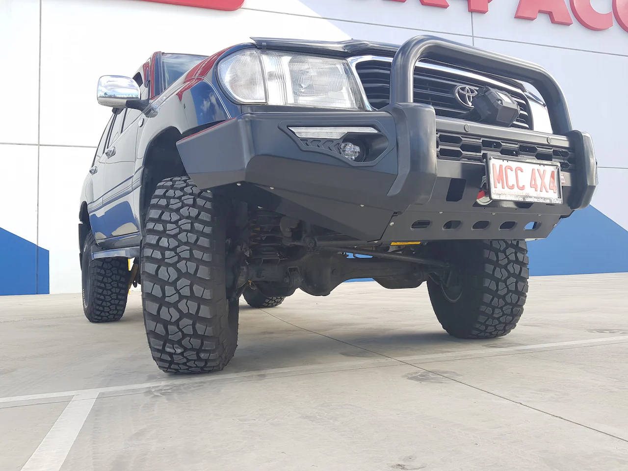 Land Cruiser 105 series 1998-2007 808-01 Phoenix Bull Bar Single Black Loop Package - SKU MCC-01014-801SBL - Image 4