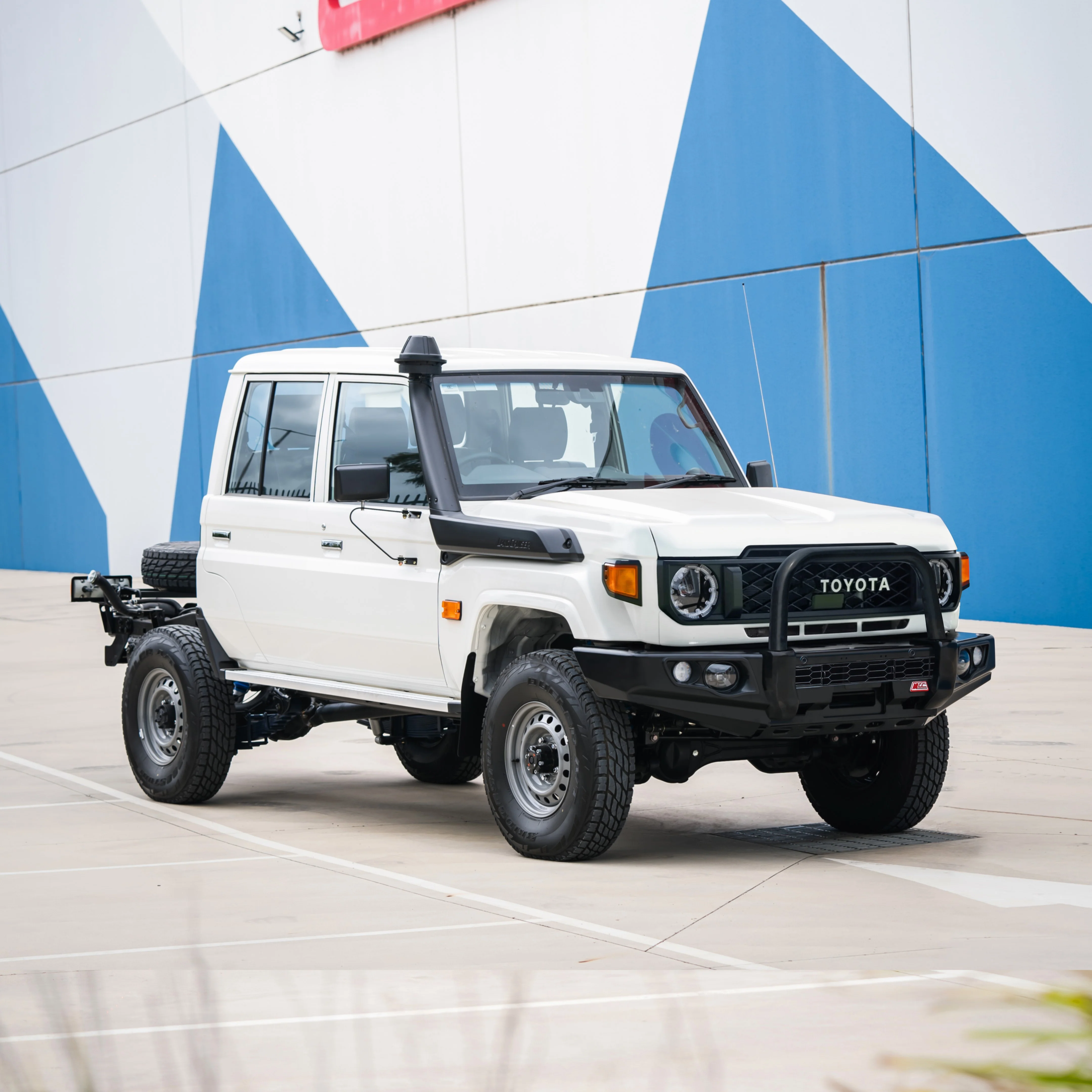 Land Cruiser 70 Series Single Cab 2024-On 707-01 Falcon Bull Bar Single Black Loop Package (LED Foglight) - Image 2
