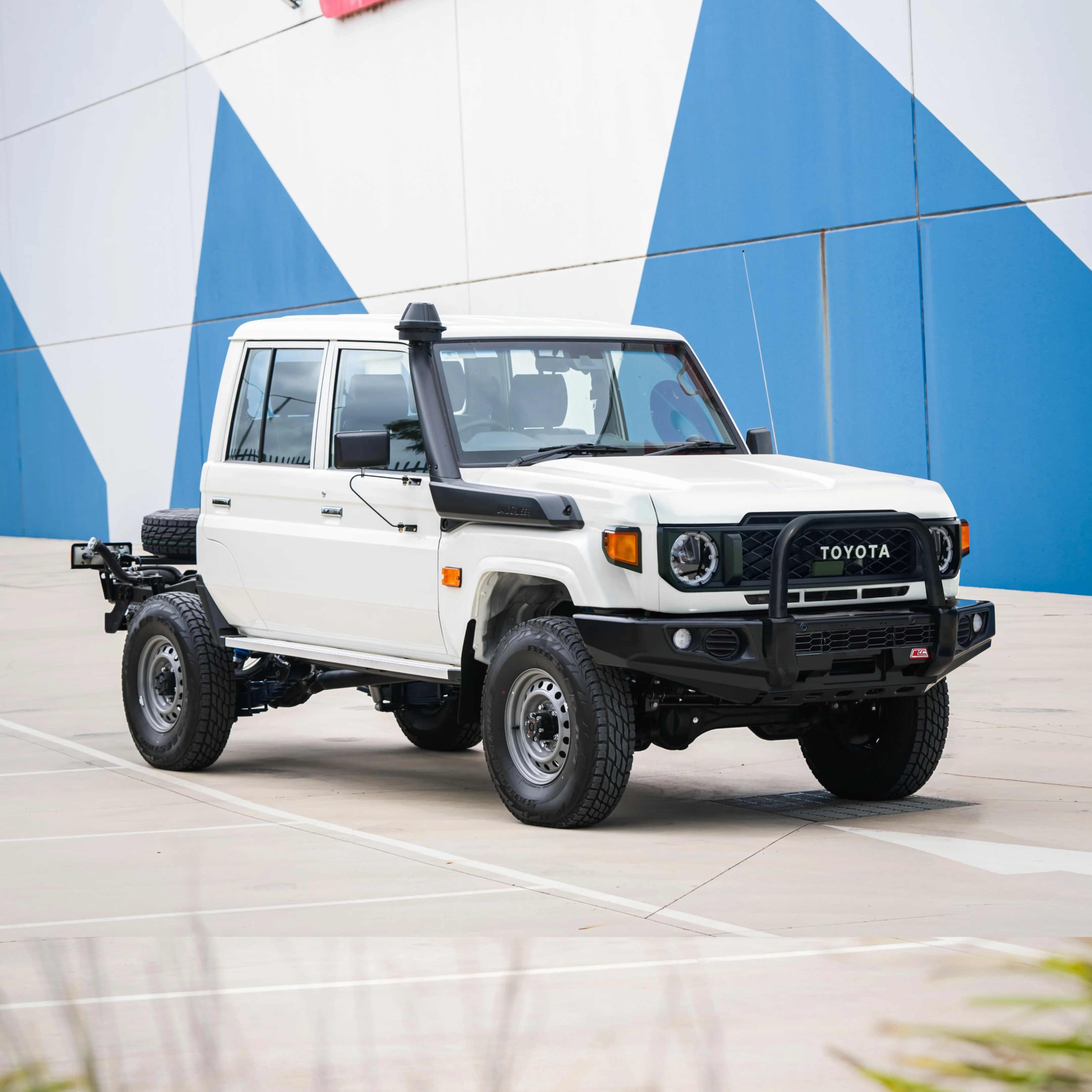Land Cruiser 70 Series Single Cab 2024-On 707-01 Falcon Bull Bar Single Black Loop Package (No Foglight) - Image 2