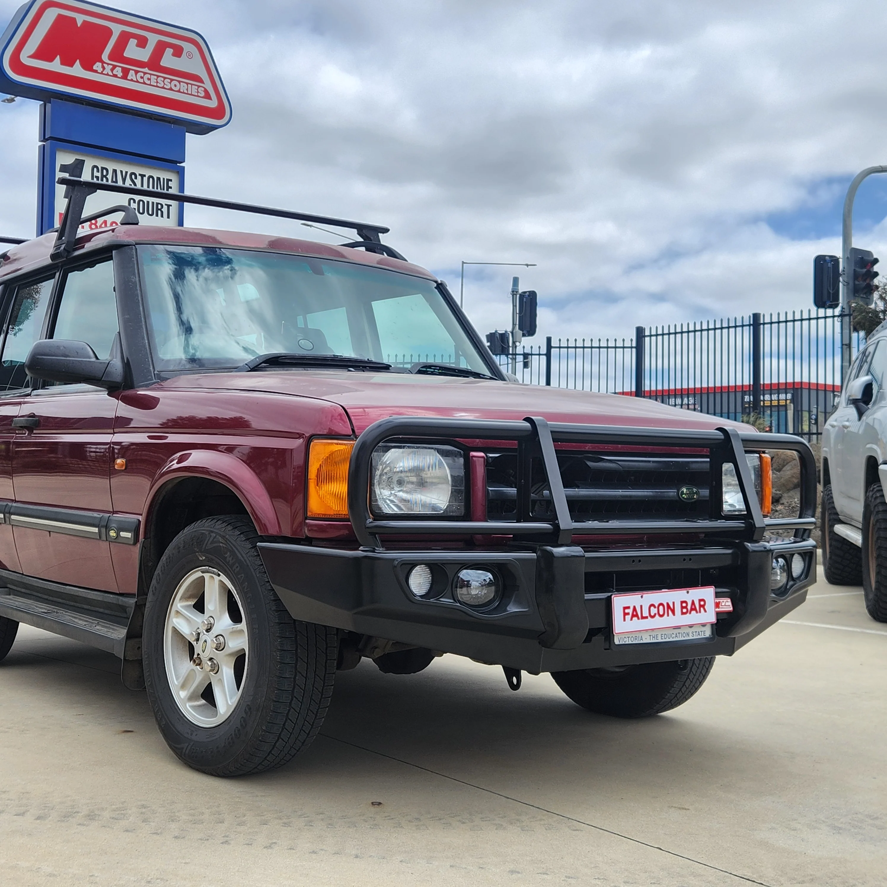 Discovery 1 & 2 1989-2004 707-02 Falcon Bull Bar Black A-Frame Package (No Foglight) - SKU MCC-09001-702UP - Image 3