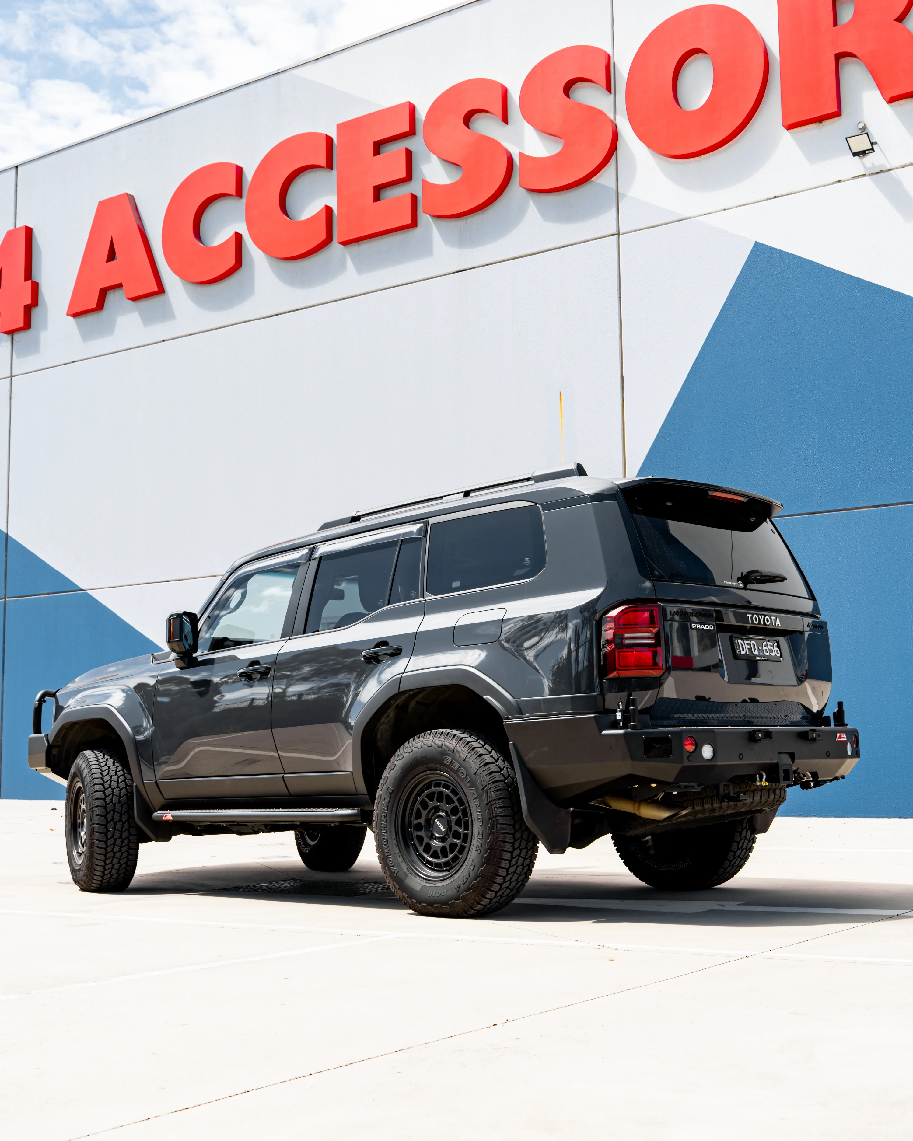 Prado 250 2025-On 022-02 Rear Wheel Carrier Bar Only Package (Sand Black) - Image 2